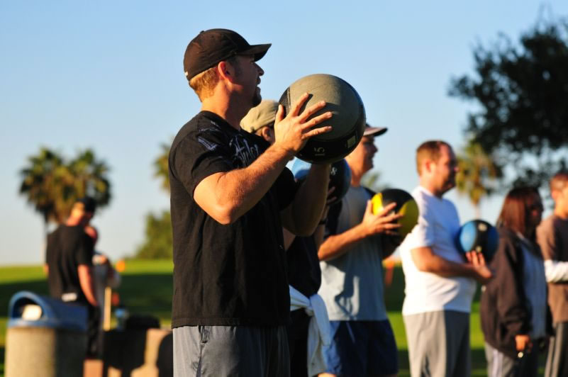 outdoor HIIT class in San Diego park with adults and teens